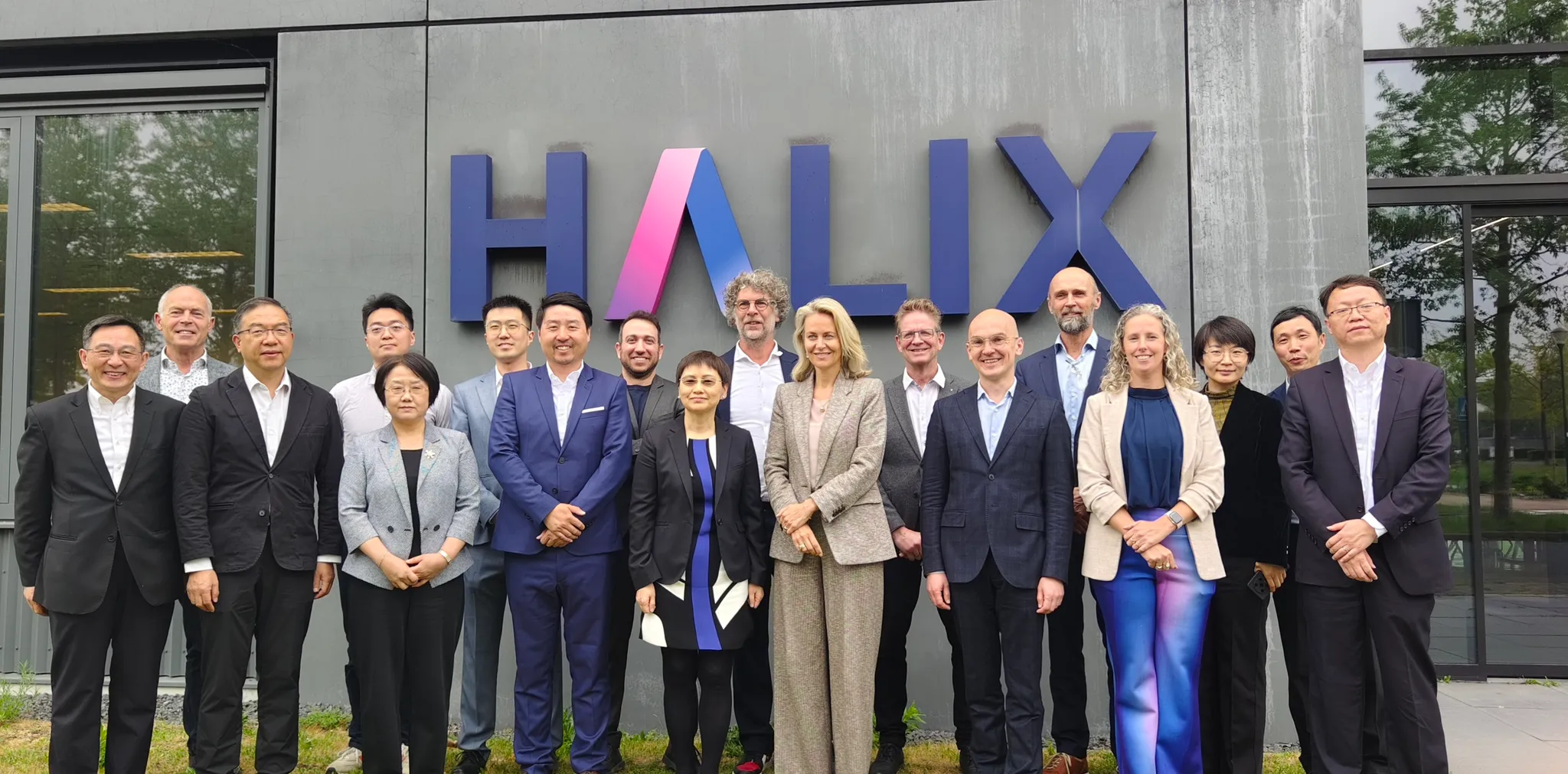 Shanghai Delegation Visits Leiden Bio Science Park to Explore Collaboration Opportunities