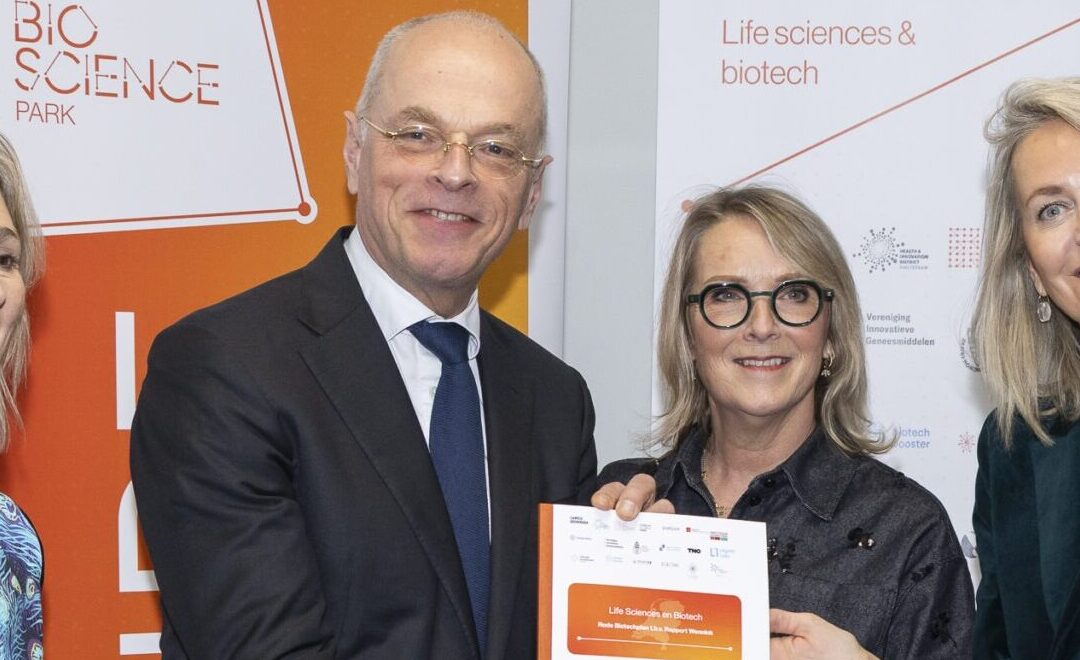 Minister Jan Anthonie Bruijn receives red biotech report at LUMC, Leiden Bio Science Park
