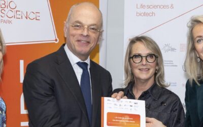Minister Jan Anthonie Bruijn receives red biotech report at LUMC, Leiden Bio Science Park